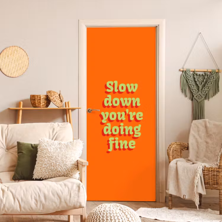Oranje - Slow down you're doing fine - Retro deurposter klein -sfeer2