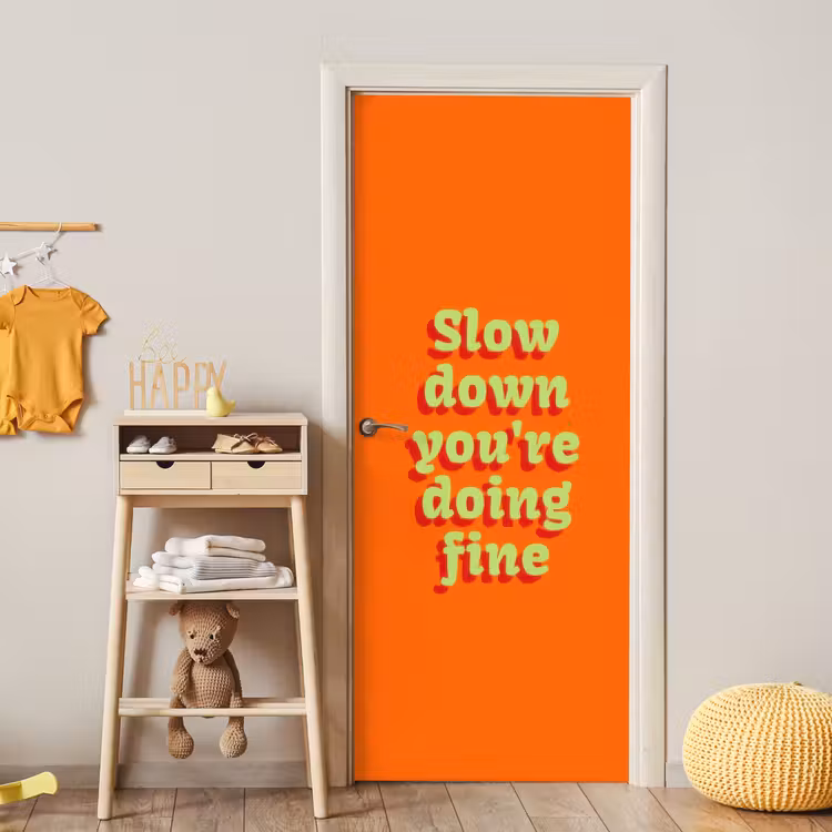 Oranje - Slow down you're doing fine - Retro deurposter klein -sfeer4