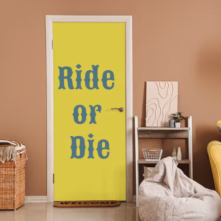 Ride or die - Geel - Blauw deurposter klein -sfeer1