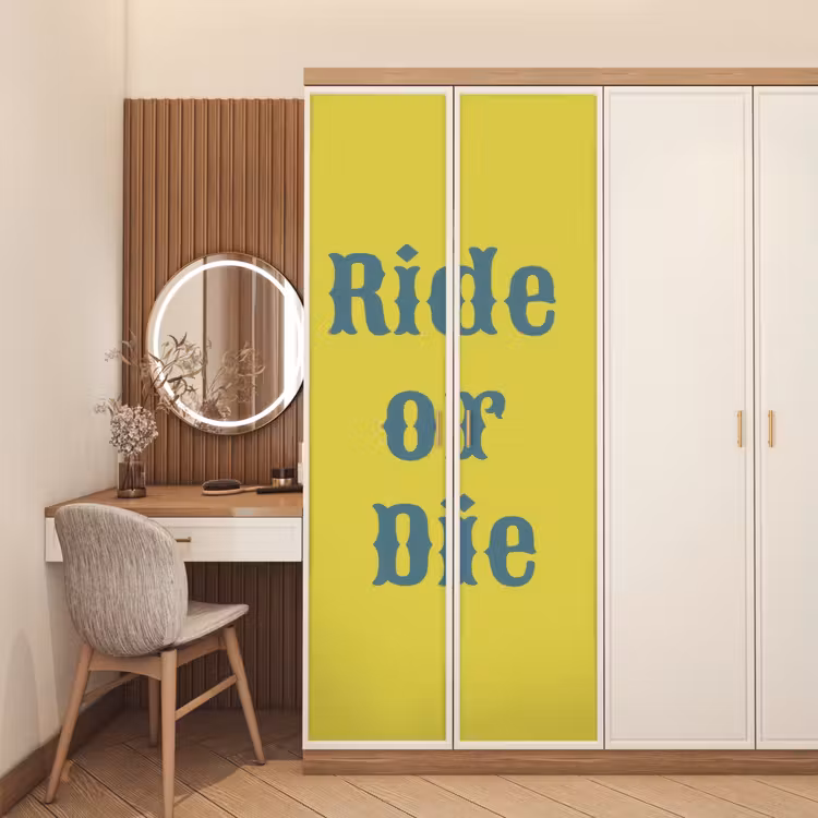 Ride or die - Geel - Blauw deurposter klein -sfeer3