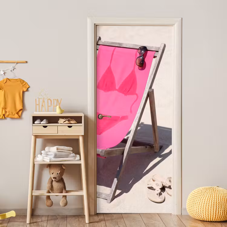 Strand - Ligstoel - Badkleding - Zomer - Roze deurposter klein -sfeer4