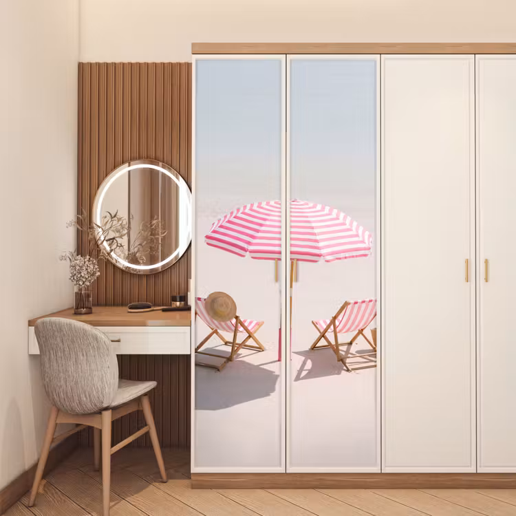 Strand - Parasol - Ligstoel - Zomer - Roze deurposter klein -sfeer3