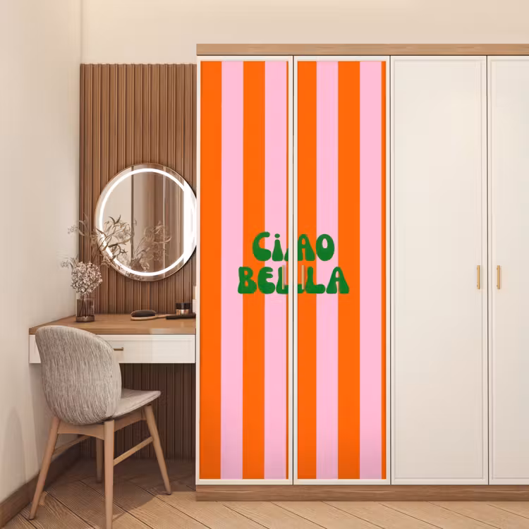 Strepen - Oranje - Verticaal - Ciao bella deurposter klein -sfeer3
