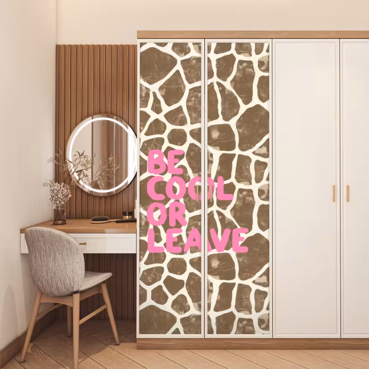 Tekst - Be cool or leave - Roze - Giraffenprint deurposter klein -sfeer3