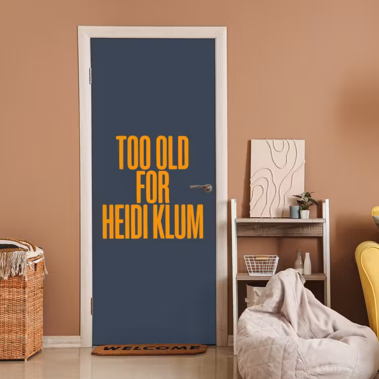 Too old for heidi klum - Geel - Blauw deurposter klein -sfeer1