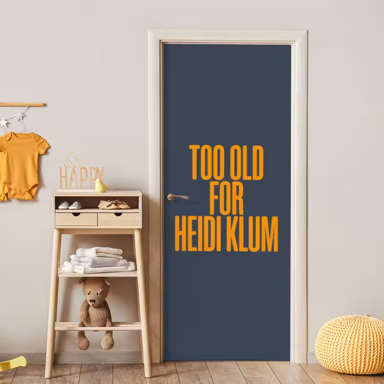 Too old for heidi klum - Geel - Blauw deurposter klein -sfeer4