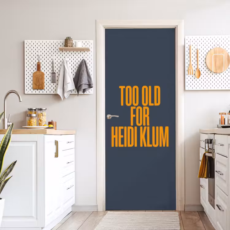 Too old for heidi klum - Geel - Blauw deurposter klein -sfeer5