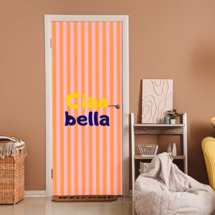 Verticaal - Strepen - Oranje - Ciao bella deurposter klein -sfeer1