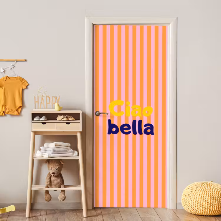 Verticaal - Strepen - Oranje - Ciao bella deurposter klein -sfeer4