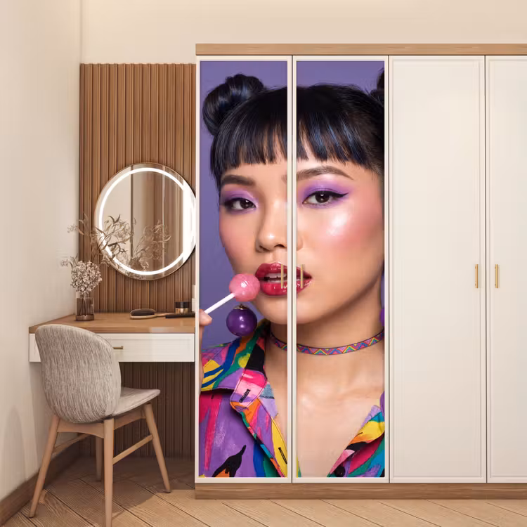 Vrouw - Portret - Make-up - Paars - Levendig deurposter klein -sfeer3
