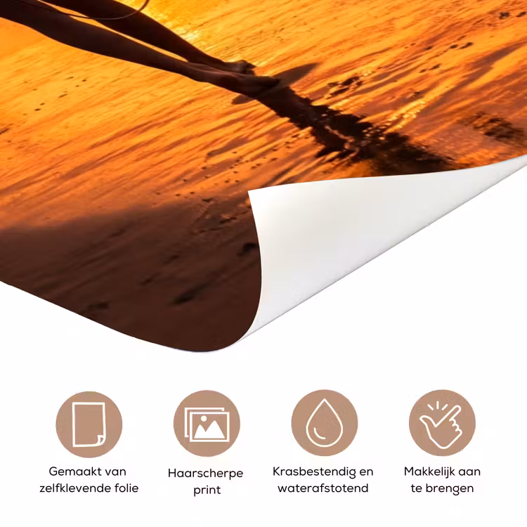 Vrouw - Surfplank - Strand - Zonsondergang - Oranje deurposter klein -closeup_NL