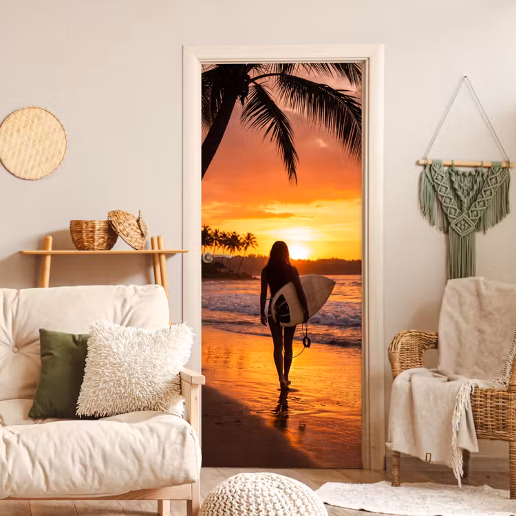 Vrouw - Surfplank - Strand - Zonsondergang - Oranje deurposter klein -sfeer2