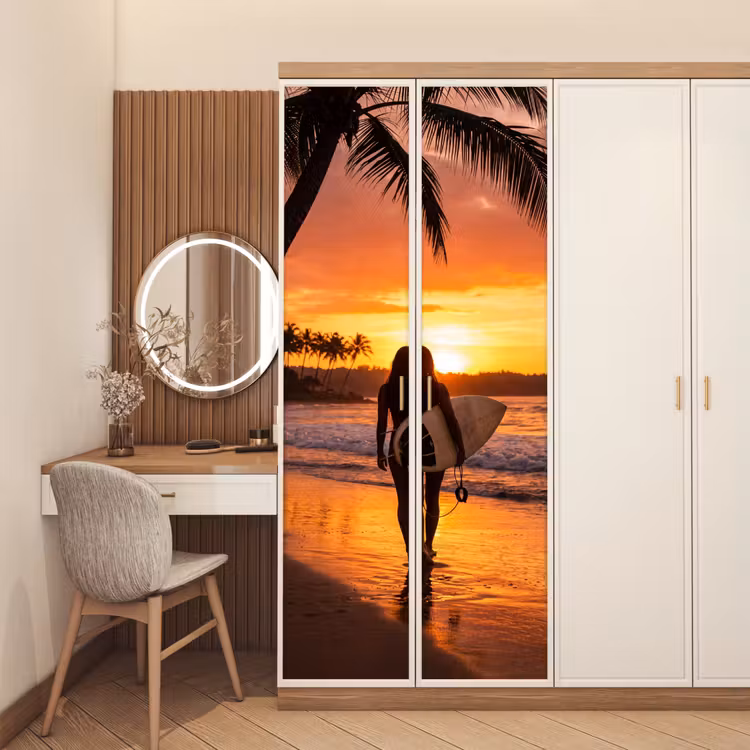 Vrouw - Surfplank - Strand - Zonsondergang - Oranje deurposter klein -sfeer3