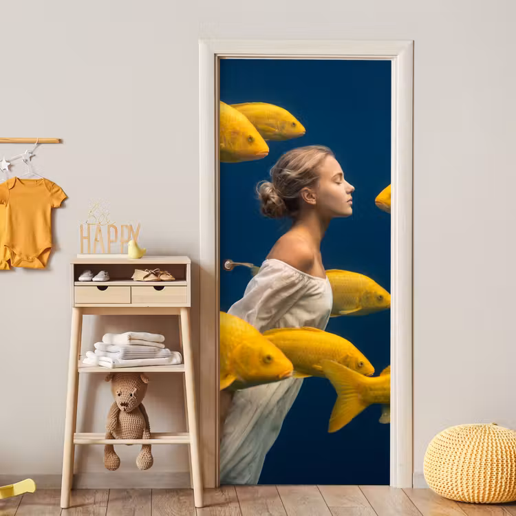 Vrouw - Vis - Water - Natuur - Geel deurposter klein -sfeer4