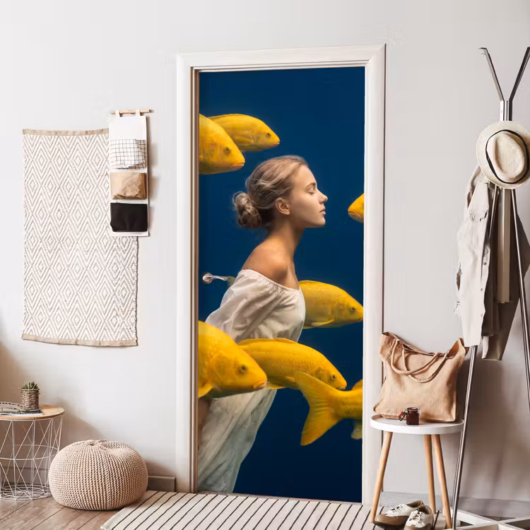 Vrouw - Vis - Water - Natuur - Geel deurposter klein -sfeer6