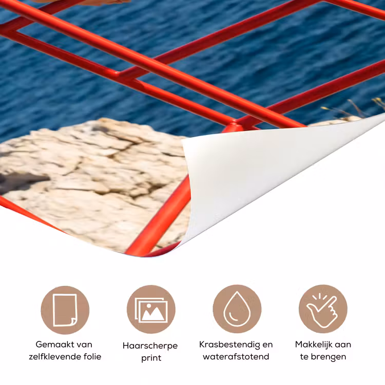 Vrouw - Zee - Kust - Verrekijker - Rood deurposter klein -closeup_NL