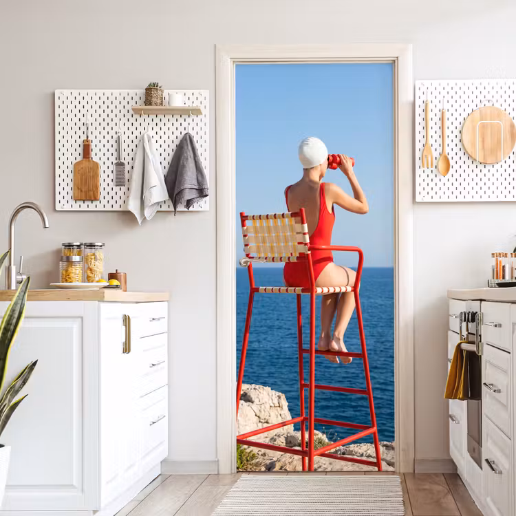 Vrouw - Zee - Kust - Verrekijker - Rood deurposter klein -sfeer5