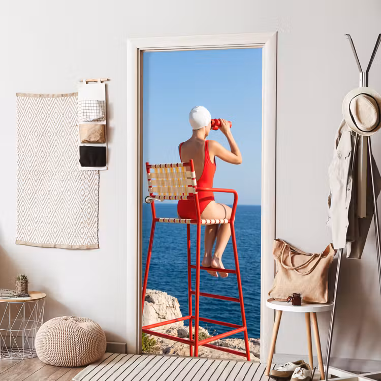 Vrouw - Zee - Kust - Verrekijker - Rood deurposter klein -sfeer6