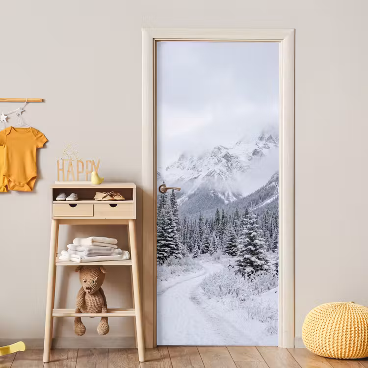 Weg - Bergen - Sneeuw - Naaldbos - Avontuurlijk deurposter klein -sfeer4