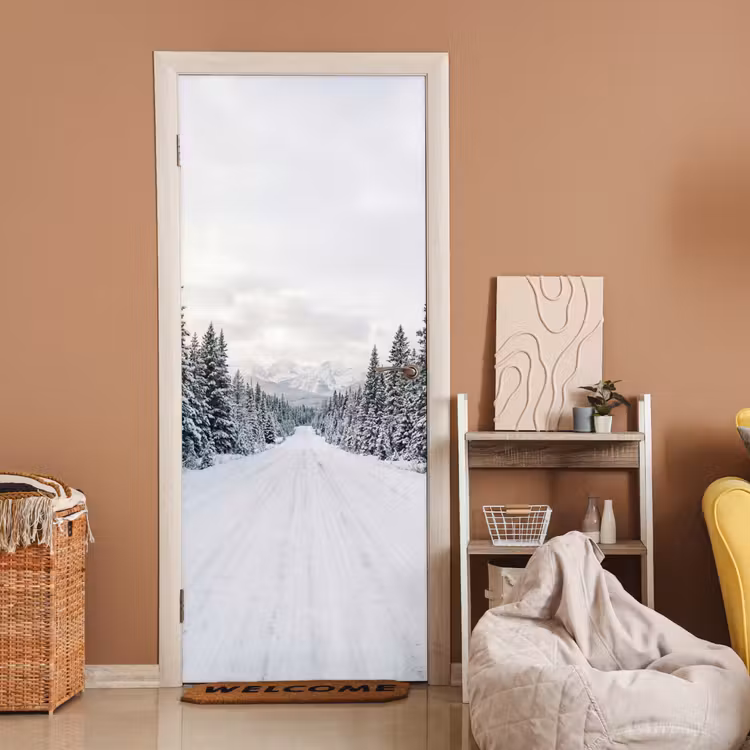 Weg - Sneeuw - Naaldbos - Winter - Avontuurlijk deurposter klein -sfeer1