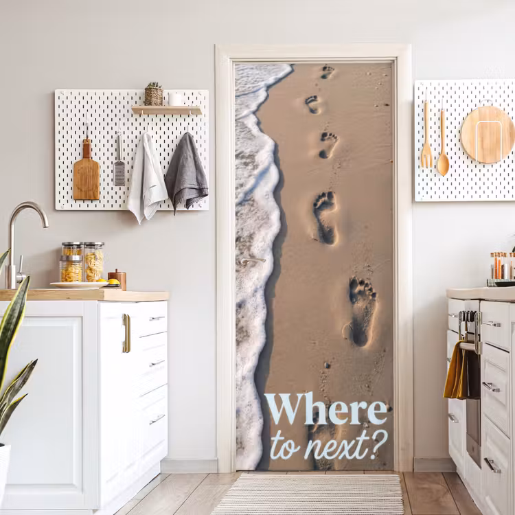 Where to next - Strand - Voetstappen deurposter klein -sfeer5