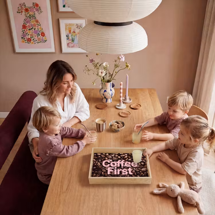 Coffee First - Koffiebonen - Roze Dienblad Rechthoek middel -sfeer4