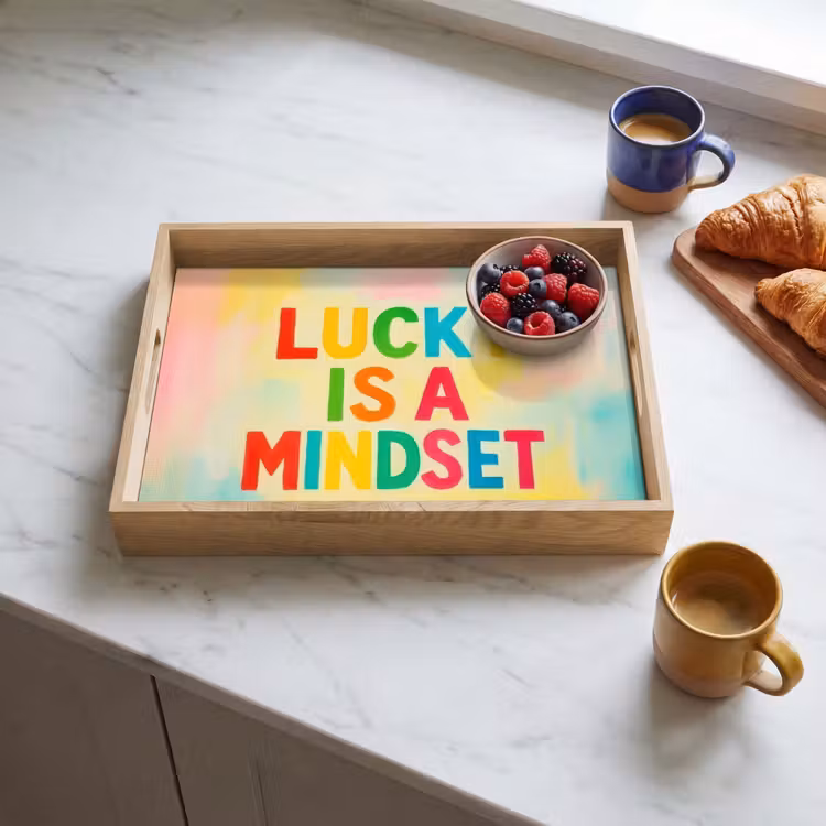 Quote - Lucky - Regenboogkleuren Dienblad Rechthoek middel -sfeer2