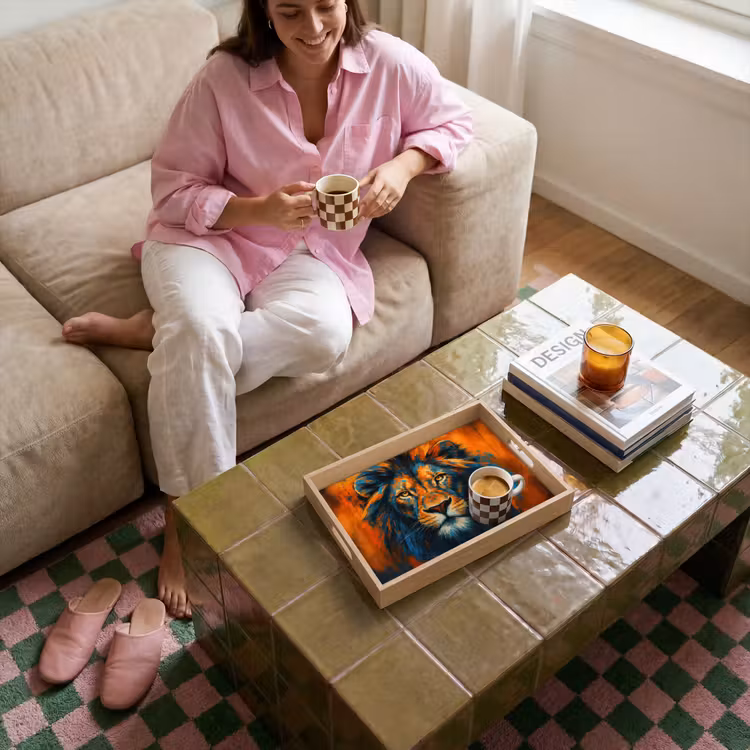 Schilderij - Leeuwenkop - Oranje Dienblad Rechthoek middel -sfeer3