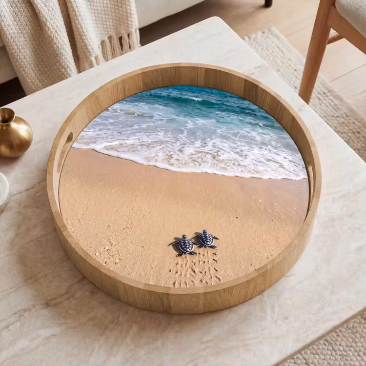 Schildpad - Jong - Strand - Oceaan - Blauw Dienblad Rond middel -sfeer1