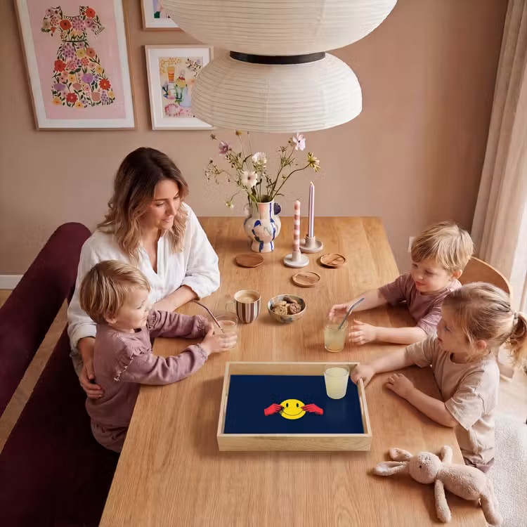 Smiley - Geel - Handen - Minimalistisch Dienblad Rechthoek middel -sfeer4