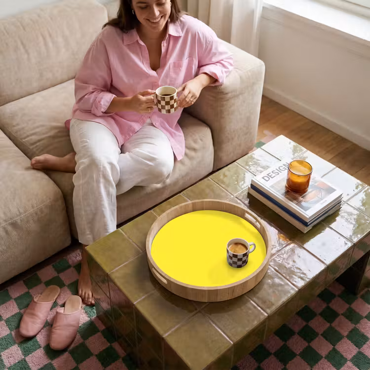 Soft - Custard - Geel Dienblad Rond middel 914 -sfeer3