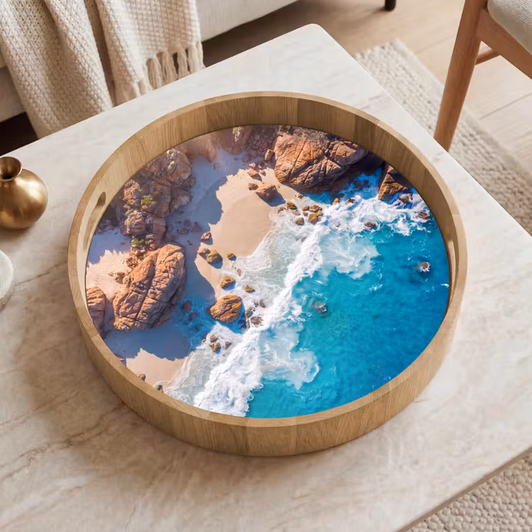 Strand - Zee - Rotsen - Natuur - Blauw Dienblad Rond middel -sfeer1