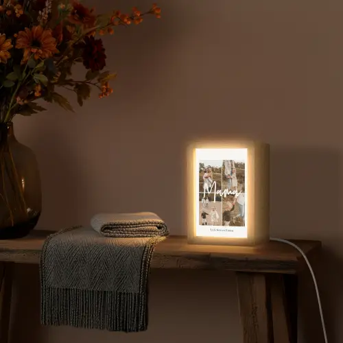 upload-69ddf9ede2b33-mama-collage Light Box met kabel (Tafellamp) klein -sfeer4
