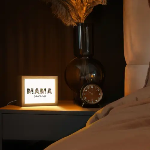 Mama - Lettercollage Light Box met kabel (Tafellamp) klein -sfeer1