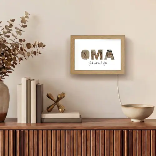 Oma - Lettercollage Light Box met kabel (Tafellamp) klein -sfeer2