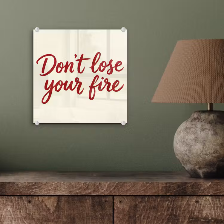 Don't lose your fire - Rood - Wit - Minimalistisch plexiglas 5mm klein -sfeer3