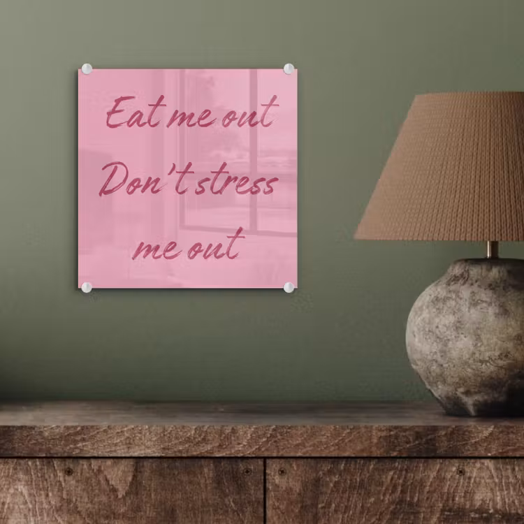Eat me out don't stress me out - Roze - Handgeschreven plexiglas 5mm klein -sfeer3
