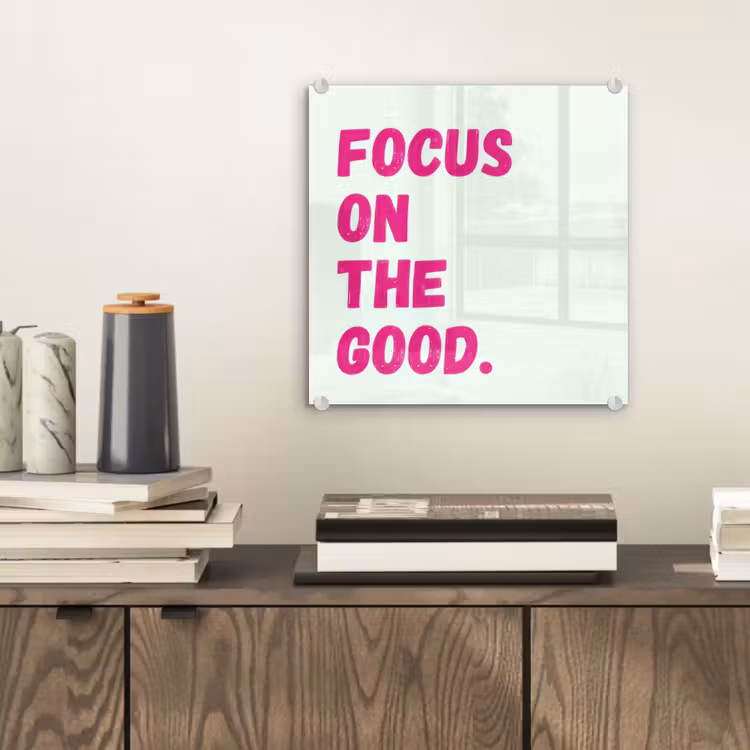 Focus on the good - Beige - Roze plexiglas 5mm klein -sfeer1