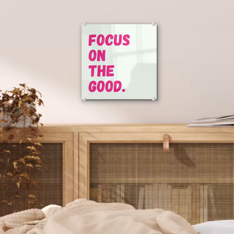 Focus on the good - Beige - Roze plexiglas 5mm klein -sfeer4