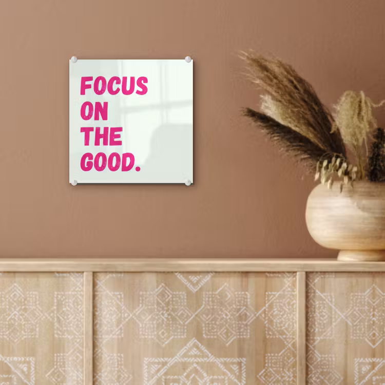 Focus on the good - Beige - Roze plexiglas 5mm klein -sfeer5