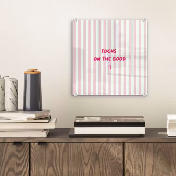 Focus on the good - Strepen - Roze - Smiley plexiglas 5mm klein -sfeer1