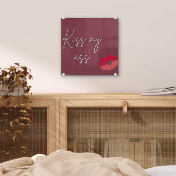 Kiss my ass - Lip - Bordeaux plexiglas 5mm klein -sfeer4
