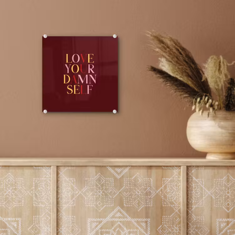 Love your damn self - Kleurrijk - Bordeaux plexiglas 5mm klein -sfeer5