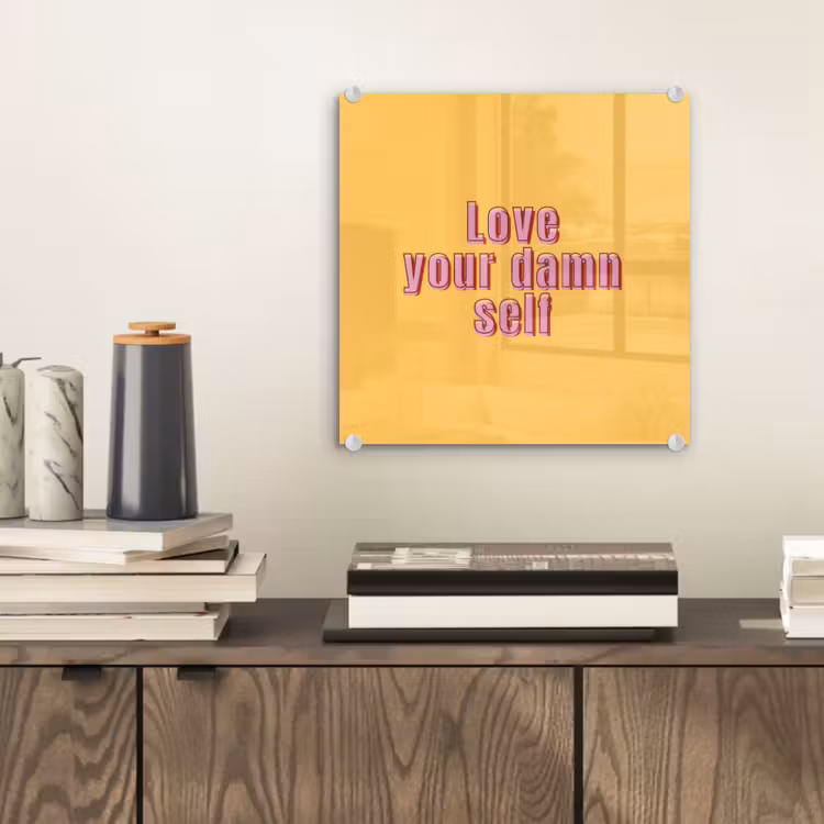 Love yourself - Roze - Geel plexiglas 5mm klein -sfeer1