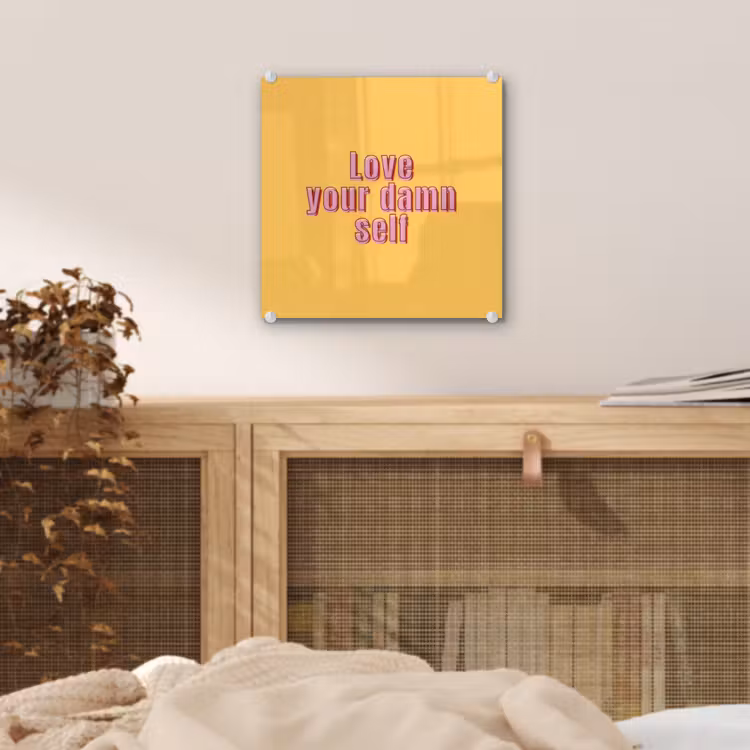 Love yourself - Roze - Geel plexiglas 5mm klein -sfeer4