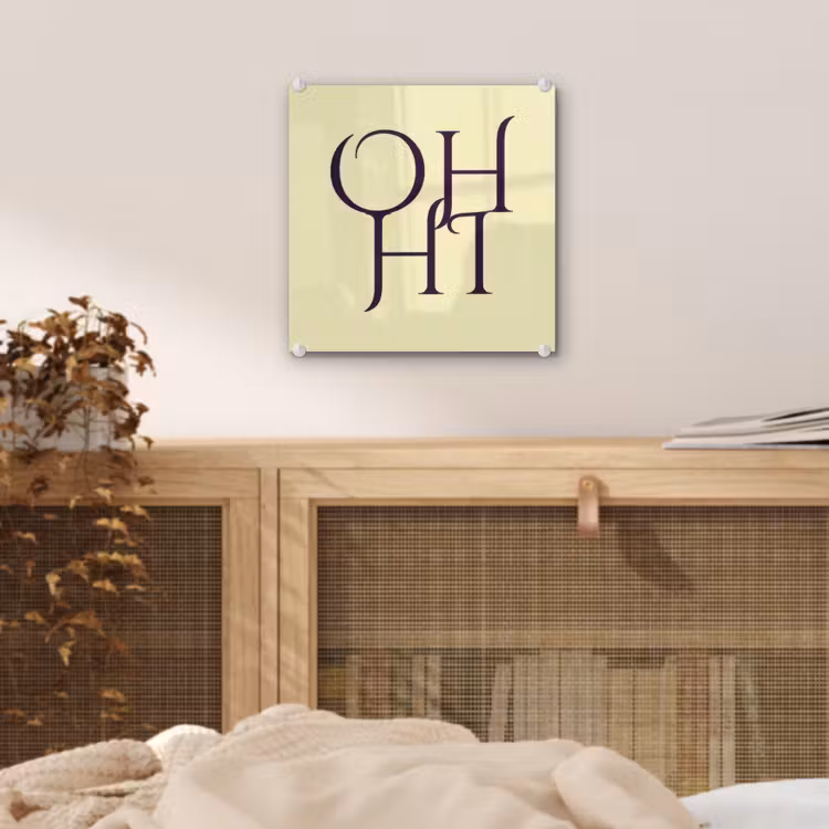 Oh hi - Geel - Monogram plexiglas 5mm klein -sfeer4