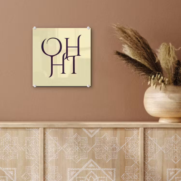 Oh hi - Geel - Monogram plexiglas 5mm klein -sfeer5