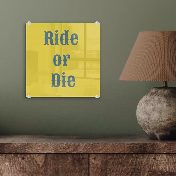 Ride or die - Geel - Blauw plexiglas 5mm klein -sfeer3