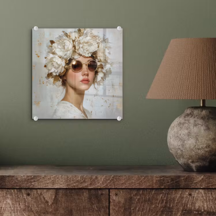 Schilderij - Vrouw - Zonnebril - Bloemenkrans plexiglas 5mm klein -sfeer3