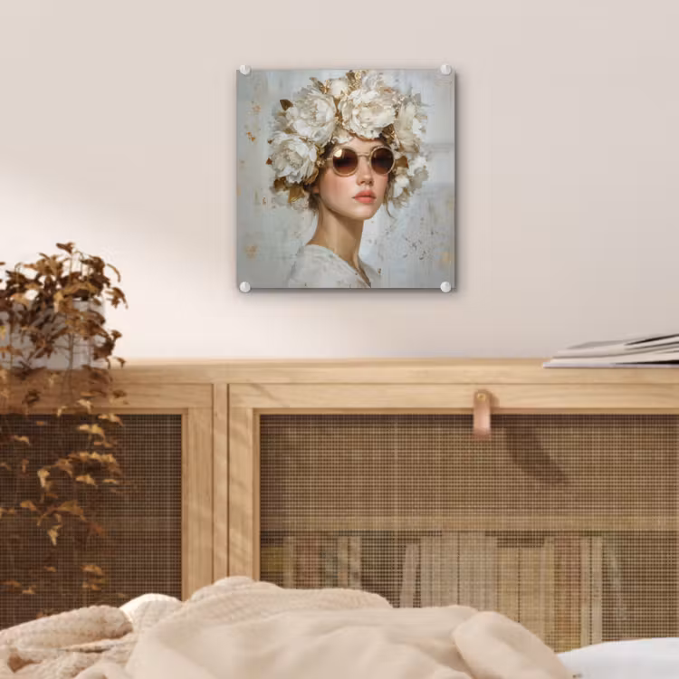 Schilderij - Vrouw - Zonnebril - Bloemenkrans plexiglas 5mm klein -sfeer4